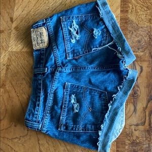 High rise Levi shorts!!